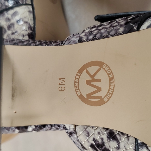 Michael Kors Gray & Cream Leather Reptile Block Heel Mules with Peep Toe Size 6 - Picture 14 of 14